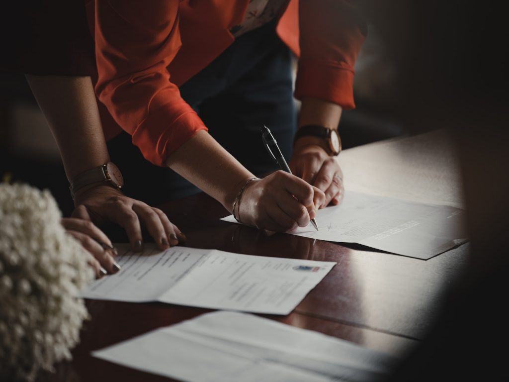 adjoint administratif d'état en train de travailler